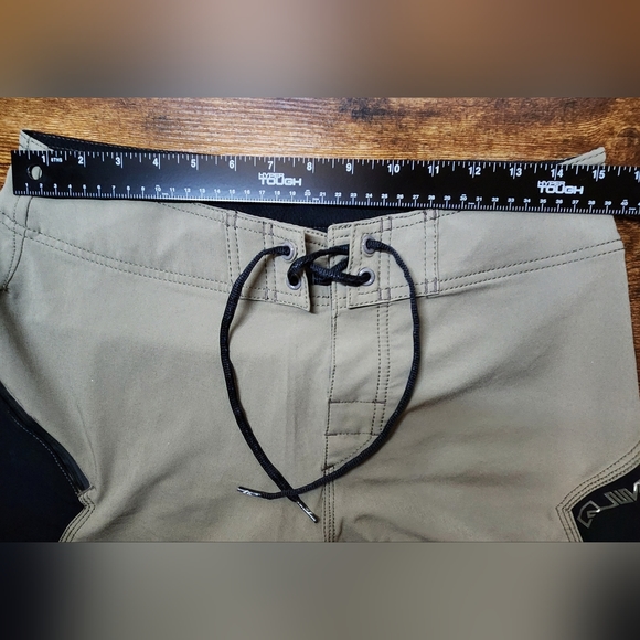 Quicksilver Boardshorts Size 30 Men's - Picture 5 of 9